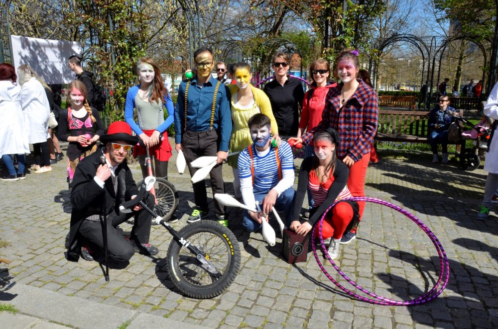 NOC BLÁZNŮ / ŽONGLÉROS a TABASKER